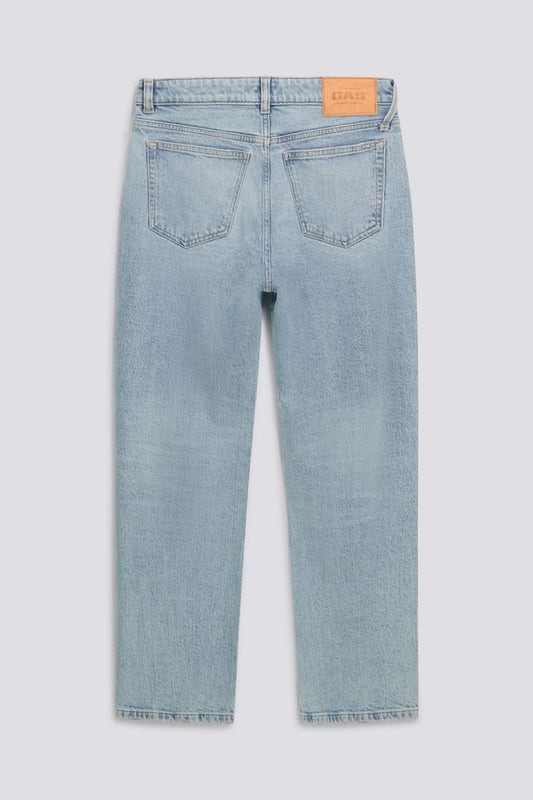 Damenjeans mit Zigarettenbein und hoher Taille. Sie garantieren hohe Leistung in Bezug auf Elastizität, Komfort und Rücksprungkraft, kombiniert mit dem düsteren Charakter der Waschungen. Coolness und Vielseitigkeit in jedem Detail.