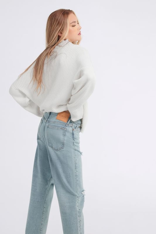 Damenjeans mit Zigarettenbein und hoher Taille. Sie garantieren hohe Leistung in Bezug auf Elastizität, Komfort und Rücksprungkraft, kombiniert mit dem düsteren Charakter der Waschungen. Coolness und Vielseitigkeit in jedem Detail.