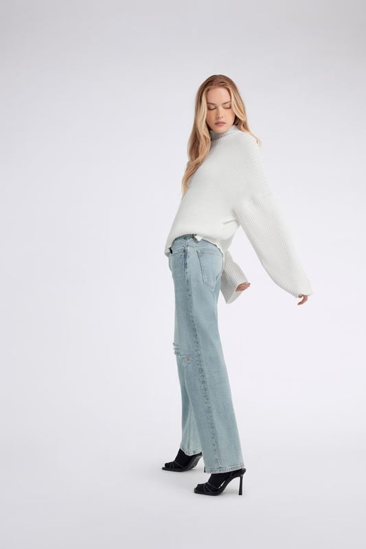 Damenjeans mit Zigarettenbein und hoher Taille. Sie garantieren hohe Leistung in Bezug auf Elastizität, Komfort und Rücksprungkraft, kombiniert mit dem düsteren Charakter der Waschungen. Coolness und Vielseitigkeit in jedem Detail.