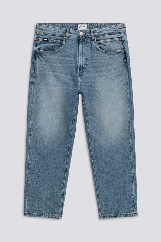 Lässig, cool und super bequem. Diese verkürzte Five-Pocket-Baggy-Hose gehört zu den beliebtesten Trends in der Streetwear. Kombiniere sie mit einem T-Shirt und Sneakers für ein lässiges und trendiges Outfit.
