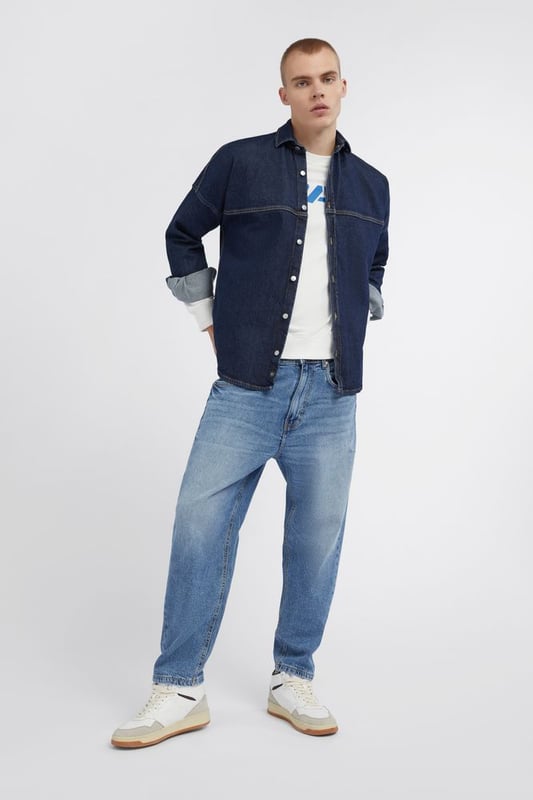 Lässig, cool und super bequem. Diese verkürzte Five-Pocket-Baggy-Hose gehört zu den beliebtesten Trends in der Streetwear. Kombiniere sie mit einem T-Shirt und Sneakers für ein lässiges und trendiges Outfit.