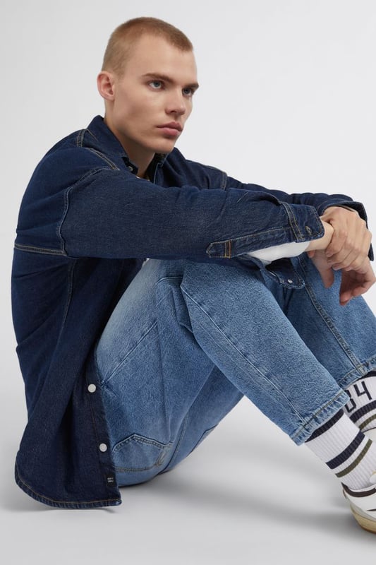 Lässig, cool und super bequem. Diese verkürzte Five-Pocket-Baggy-Hose gehört zu den beliebtesten Trends in der Streetwear. Kombiniere sie mit einem T-Shirt und Sneakers für ein lässiges und trendiges Outfit.