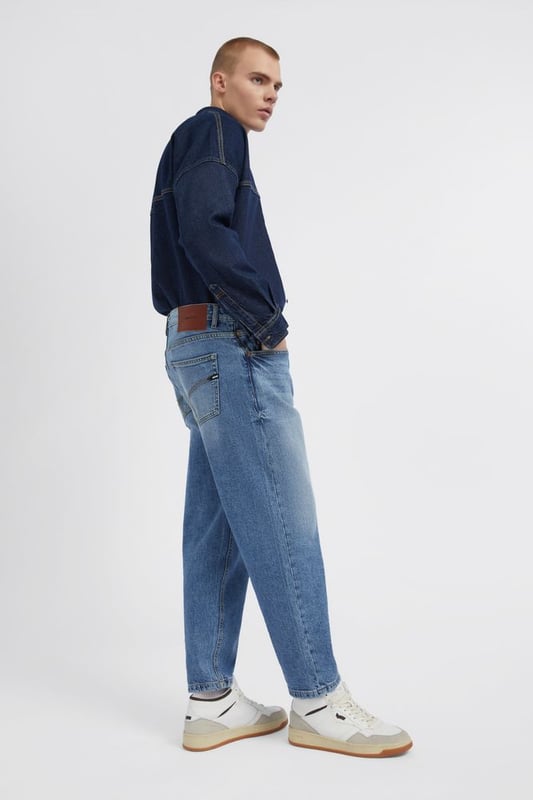 Lässig, cool und super bequem. Diese verkürzte Five-Pocket-Baggy-Hose gehört zu den beliebtesten Trends in der Streetwear. Kombiniere sie mit einem T-Shirt und Sneakers für ein lässiges und trendiges Outfit.