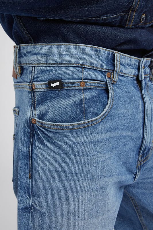 Lässig, cool und super bequem. Diese verkürzte Five-Pocket-Baggy-Hose gehört zu den beliebtesten Trends in der Streetwear. Kombiniere sie mit einem T-Shirt und Sneakers für ein lässiges und trendiges Outfit.