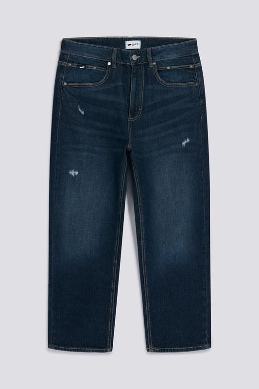 Informales, frescos y supercómodos. Estos pantalones anchos recortados con cinco bolsillos son una de las tendencias más queridas del streetwear. Combínalos con una camiseta y unas deportivas para un conjunto relajado y a la última.