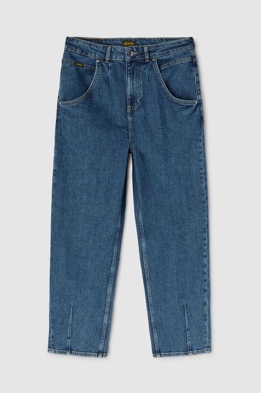 Karottenjeans mit hoher Taille, tiefen Taschen und Abnähern an der Taille und am Saum, die die Passform definieren und verbessern. Dieses raffinierte Design formt die Silhouette und kombiniert Stil und Komfort für einen tadellosen Look bei jeder Gelegenheit.