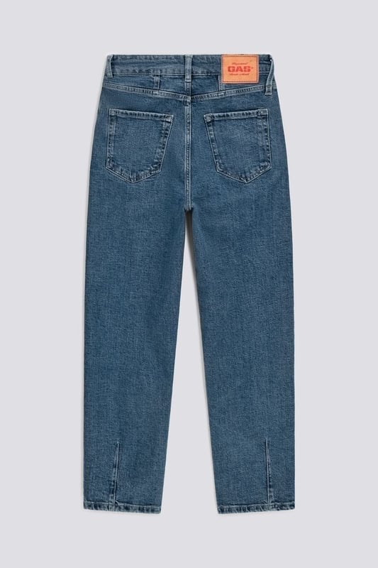 Karottenjeans mit hoher Taille, tiefen Taschen und Abnähern an der Taille und am Saum, die die Passform definieren und verbessern. Dieses raffinierte Design formt die Silhouette und kombiniert Stil und Komfort für einen tadellosen Look bei jeder Gelegenheit.