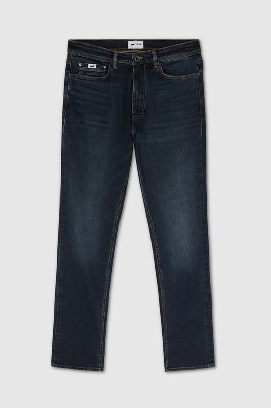 Vaqueros de cinco bolsillos para hombre con corte regular fit, cintura alta, pernera recta y corte ligeramente relajado. El modelo Morris es un clásico atemporal acentuado por un look minimalista pero siempre a la moda. ¿La combinación perfecta? Combínalo con una camisa blanca para un look casual chic, o apuesta por un conjunto total denim.