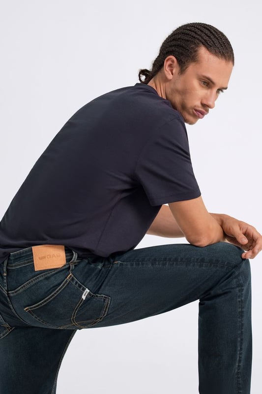 Vaqueros de cinco bolsillos para hombre con corte regular fit, cintura alta, pernera recta y corte ligeramente relajado. El modelo Morris es un clásico atemporal acentuado por un look minimalista pero siempre a la moda. ¿La combinación perfecta? Combínalo con una camisa blanca para un look casual chic, o apuesta por un conjunto total denim.