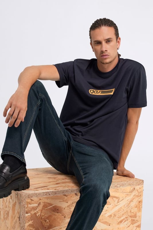 Vaqueros de cinco bolsillos para hombre con corte regular fit, cintura alta, pernera recta y corte ligeramente relajado. El modelo Morris es un clásico atemporal acentuado por un look minimalista pero siempre a la moda. ¿La combinación perfecta? Combínalo con una camisa blanca para un look casual chic, o apuesta por un conjunto total denim.