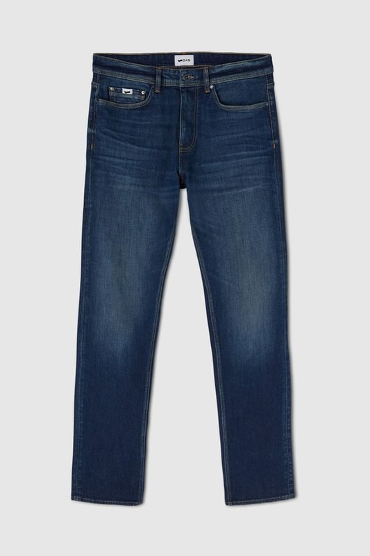 Five-Pocket-Jeans für Herren mit normaler Passform, hohem Bund, geradem Bein und leicht entspanntem Schnitt. Das Modell Morris ist ein zeitloser Klassiker, der sich durch einen minimalistischen, aber stets trendigen Look auszeichnet. Die perfekte Kombination? Kombinieren Sie sie mit einem weißen Hemd für einen lässigen Chic oder für ein komplettes Denim-Outfit.
