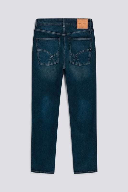 Five-Pocket-Jeans für Herren mit normaler Passform, hohem Bund, geradem Bein und leicht entspanntem Schnitt. Das Modell Morris ist ein zeitloser Klassiker, der sich durch einen minimalistischen, aber stets trendigen Look auszeichnet. Die perfekte Kombination? Kombinieren Sie sie mit einem weißen Hemd für einen lässigen Chic oder für ein komplettes Denim-Outfit.