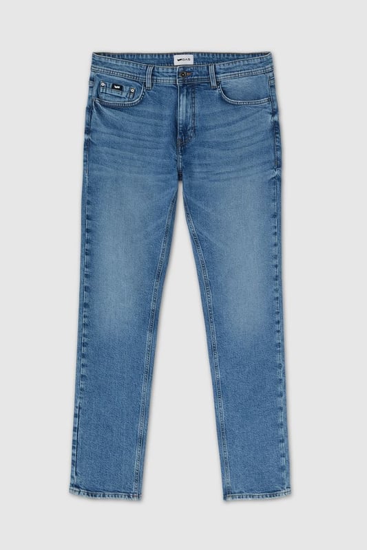 Vaqueros de cinco bolsillos para hombre con corte regular fit, cintura alta, pernera recta y corte ligeramente relajado. El modelo Morris es un clásico atemporal acentuado por un look minimalista pero siempre a la moda. ¿La combinación perfecta? Combínalo con una camisa blanca para un look casual chic, o apuesta por un conjunto total denim.