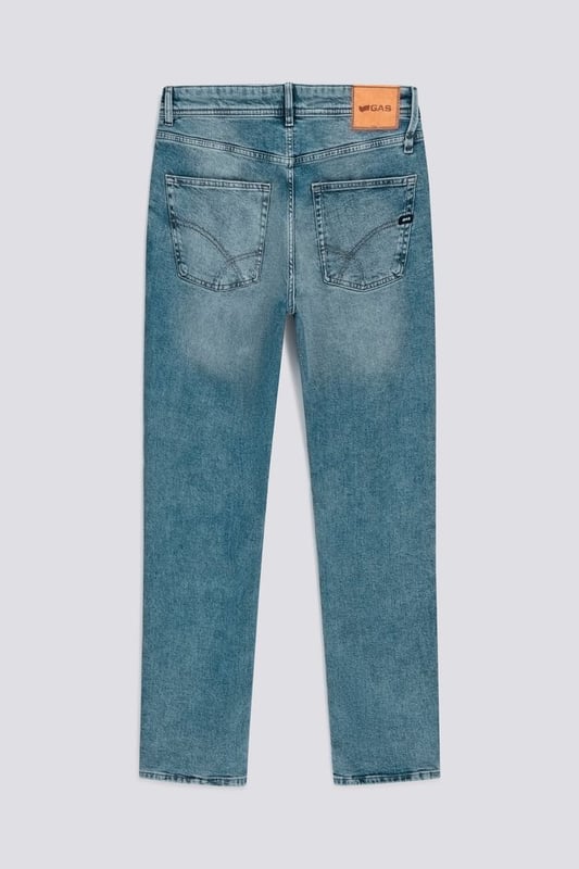 Vaqueros de cinco bolsillos para hombre con corte regular fit, cintura alta, pernera recta y corte ligeramente relajado. El modelo Morris es un clásico atemporal acentuado por un look minimalista pero siempre a la moda. ¿La combinación perfecta? Combínalo con una camisa blanca para un look casual chic, o apuesta por un conjunto total denim.