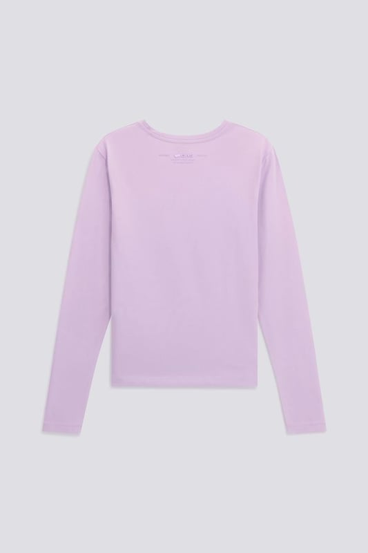 Langärmeliges Damen-T-Shirt mit schmaler Passform aus Stretch-Baumwolljersey. Der tonale Prägedruck am hinteren Halsausschnitt verleiht diesem unverzichtbaren Stück einen Hauch von Stil, perfekt für minimalistische und raffinierte Looks. Hauptmerkmale: Passform: Schmal Material: Stretch-Baumwolljersey Einzelheiten: Tonal geprägter Druck am hinteren Halsausschnitt