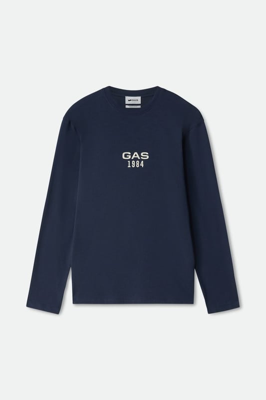 Líneas clásicas y esenciales. La camiseta de hombre de manga larga y cuello redondo en punto de algodón es la prenda clave para cualquier look diario. Una pieza siempre actual y versátil que se completa con el logotipo de alta densidad en la parte delantera.   Características principales:  100% punto de algodón Corte regular Logotipo de alta densidad estampado en contraste