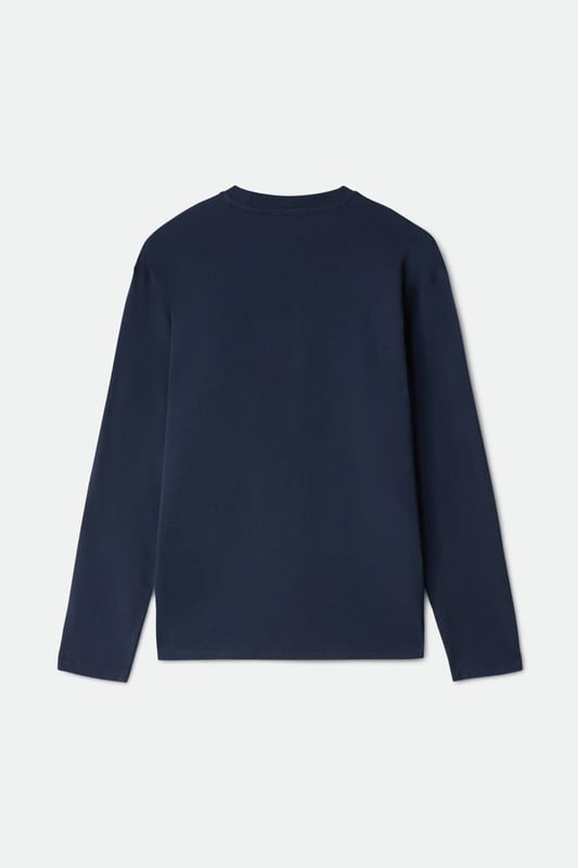 Líneas clásicas y esenciales. La camiseta de hombre de manga larga y cuello redondo en punto de algodón es la prenda clave para cualquier look diario. Una pieza siempre actual y versátil que se completa con el logotipo de alta densidad en la parte delantera.   Características principales:  100% punto de algodón Corte regular Logotipo de alta densidad estampado en contraste