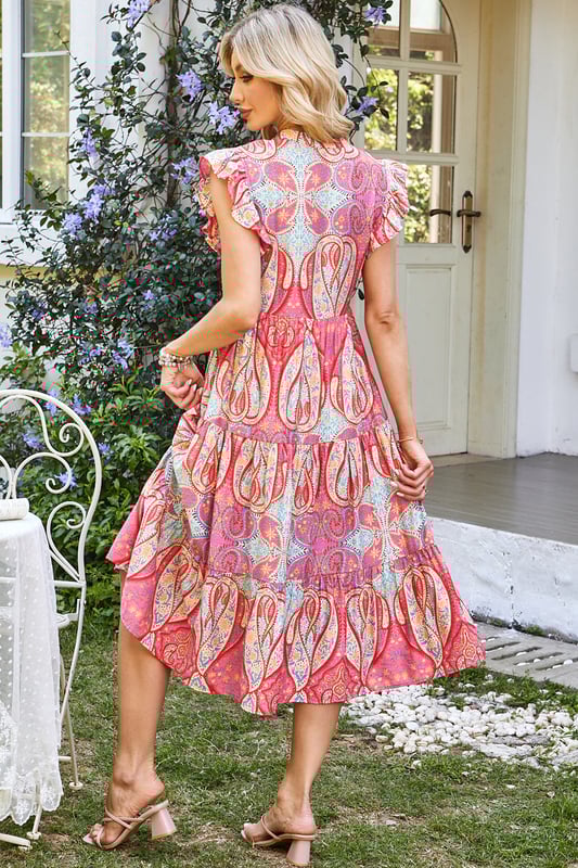 Elegante vestido midi con vibrante estampado tribal de paisley floral  
Mangas con volantes para un toque juguetón y femenino  
Escote en forma de pico para un detalle moderno y sofisticado  
Tejido suave y fluido para comodidad y libertad de movimiento  
Material: 84% Viscosa 16% Poliamida