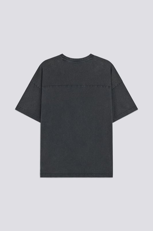 Camiseta de manga larga en punto grueso con tratamiento de lavado al ácido para un efecto vintage único. Presenta un estampado tonal en relieve de alta densidad en la parte delantera que combina un diseño deportivo con tonos pop.   Características principales:  Tejido de punto grueso teñido con tratamiento de lavado al ácido Corte cómodo Estampado de alta densidad en la parte delantera