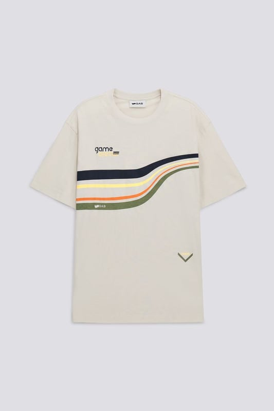 Esta camiseta de manga corta, confeccionada en punto elástico, es una reinterpretación contemporánea de las prendas de archivo más icónicas de la marca. El diseño presenta un estampado frontal que evoca el espíritu deportivo de los años 90, añadiendo un dinámico toque callejero al vestuario.  Características principales:  En punto elástico Corte recto Logotipo estampado al agua inspirado en los años 90