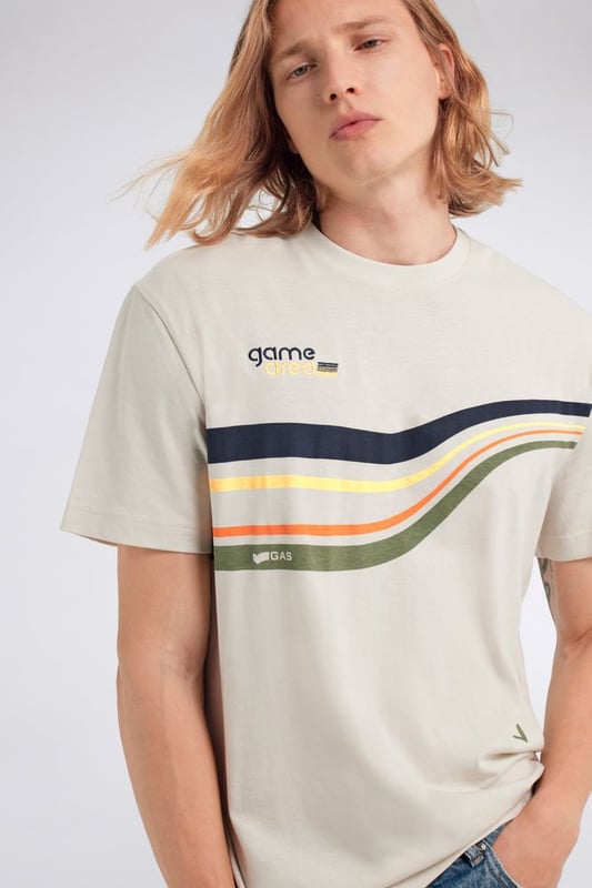 Esta camiseta de manga corta, confeccionada en punto elástico, es una reinterpretación contemporánea de las prendas de archivo más icónicas de la marca. El diseño presenta un estampado frontal que evoca el espíritu deportivo de los años 90, añadiendo un dinámico toque callejero al vestuario.  Características principales:  En punto elástico Corte recto Logotipo estampado al agua inspirado en los años 90