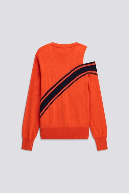 Un compañero versátil para los looks diarios, este jersey presenta un estampado diagonal y un hombro recortado. Imprescindible para un fondo de armario de temporada con un aire sporty chic.   Características principales:  Mezcla de viscosa y cachemira Corte recto Estampado diagonal de intarsia Corte en el hombro derecho