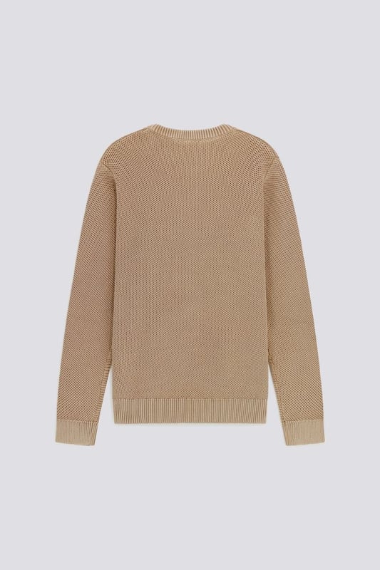 El jersey de cuello redondo para hombre, confeccionado en hilo de algodón, revela su carácter versátil al combinar practicidad y estilo, gracias a un patrón de punto de palomitas.  Características principales:  Cálido jersey de algodón de galga 5 con punto palomita Corte regular Tratamiento de lavado al ácido suave y personalizado Etiqueta con logotipo aplicada en la parte delantera inferior izquierda