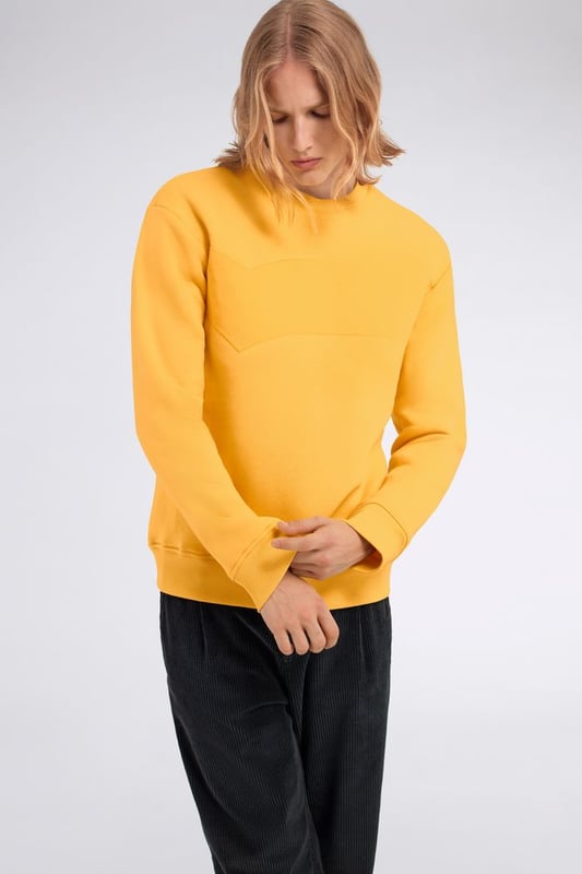 La prenda ideal para los amantes del estilo urbano. Esta sudadera para hombre, adornada con un gran estampado en relieve en la parte delantera, combina a la perfección con vaqueros para un look esencial y relajado.  Características principales:  Algodón cepillado poliéster Corte recto Gran logotipo en relieve en el pecho