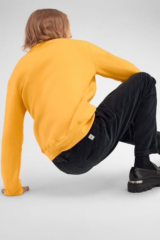 La prenda ideal para los amantes del estilo urbano. Esta sudadera para hombre, adornada con un gran estampado en relieve en la parte delantera, combina a la perfección con vaqueros para un look esencial y relajado.  Características principales:  Algodón cepillado poliéster Corte recto Gran logotipo en relieve en el pecho