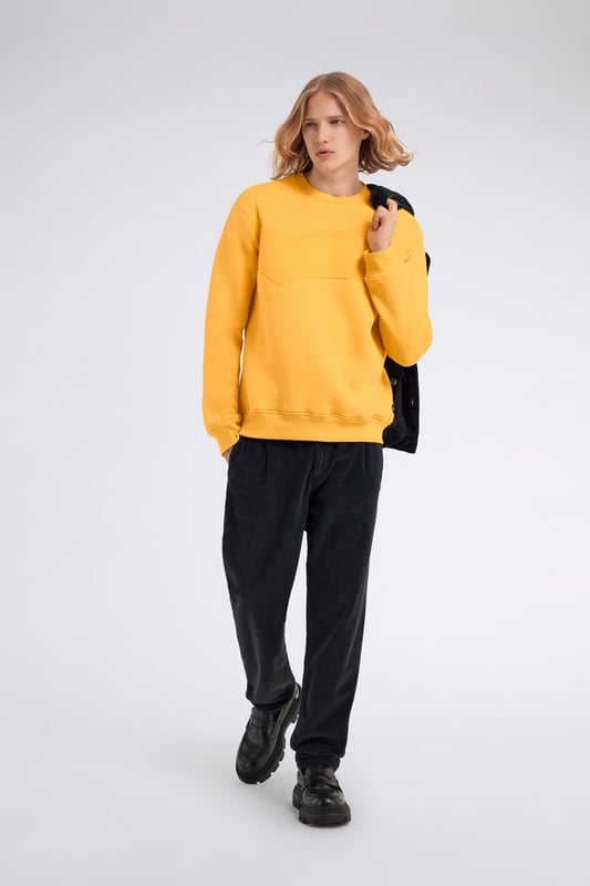 La prenda ideal para los amantes del estilo urbano. Esta sudadera para hombre, adornada con un gran estampado en relieve en la parte delantera, combina a la perfección con vaqueros para un look esencial y relajado.  Características principales:  Algodón cepillado poliéster Corte recto Gran logotipo en relieve en el pecho