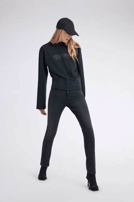 Damen-Sweatshirt mit Rundhalsausschnitt und glänzendem Logo-Print: eine unwiderstehliche Mischung aus Komfort und Coolness.   Hauptmerkmale:  Gebürstetes Fleece mit Hybrid-Waschung Normale Passform Glänzender Logodruck
