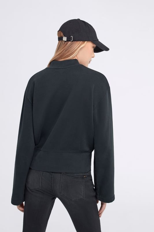Damen-Sweatshirt mit Rundhalsausschnitt und glänzendem Logo-Print: eine unwiderstehliche Mischung aus Komfort und Coolness.   Hauptmerkmale:  Gebürstetes Fleece mit Hybrid-Waschung Normale Passform Glänzender Logodruck