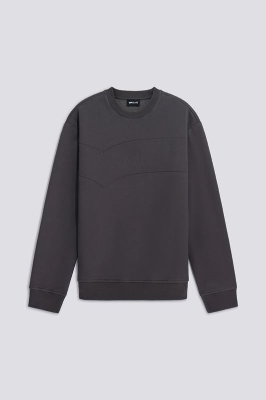 La prenda ideal para los amantes del estilo urbano. Esta sudadera para hombre, adornada con un gran estampado en relieve en la parte delantera, combina a la perfección con vaqueros para un look esencial y relajado.  Características principales:  Algodón cepillado poliéster Corte recto Gran logotipo en relieve en el pecho