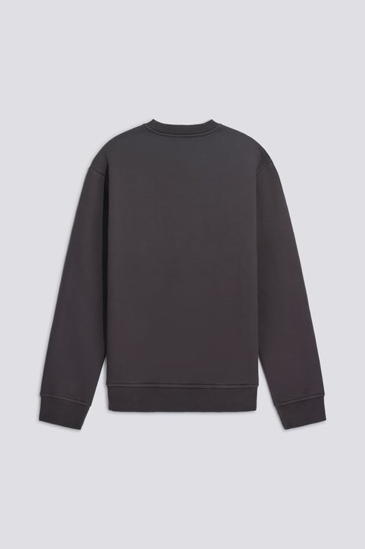La prenda ideal para los amantes del estilo urbano. Esta sudadera para hombre, adornada con un gran estampado en relieve en la parte delantera, combina a la perfección con vaqueros para un look esencial y relajado.  Características principales:  Algodón cepillado poliéster Corte recto Gran logotipo en relieve en el pecho