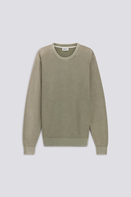 El jersey de cuello redondo para hombre, confeccionado en hilo de algodón, revela su carácter versátil al combinar practicidad y estilo, gracias a un patrón de punto de palomitas.  Características principales:  Cálido jersey de algodón de galga 5 con punto palomita Corte regular Tratamiento de lavado al ácido suave y personalizado Etiqueta con logotipo aplicada en la parte delantera inferior izquierda