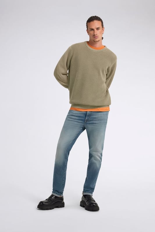 El jersey de cuello redondo para hombre, confeccionado en hilo de algodón, revela su carácter versátil al combinar practicidad y estilo, gracias a un patrón de punto de palomitas.  Características principales:  Cálido jersey de algodón de galga 5 con punto palomita Corte regular Tratamiento de lavado al ácido suave y personalizado Etiqueta con logotipo aplicada en la parte delantera inferior izquierda
