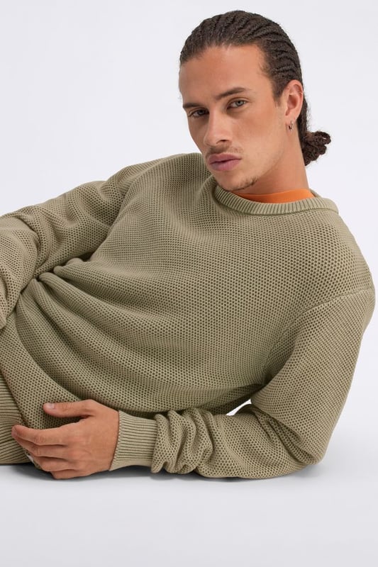 El jersey de cuello redondo para hombre, confeccionado en hilo de algodón, revela su carácter versátil al combinar practicidad y estilo, gracias a un patrón de punto de palomitas.  Características principales:  Cálido jersey de algodón de galga 5 con punto palomita Corte regular Tratamiento de lavado al ácido suave y personalizado Etiqueta con logotipo aplicada en la parte delantera inferior izquierda