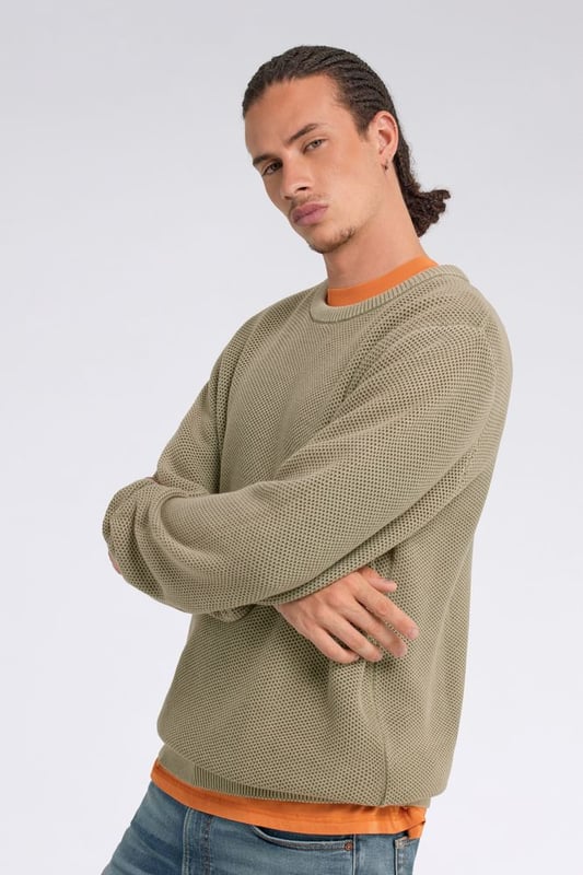 El jersey de cuello redondo para hombre, confeccionado en hilo de algodón, revela su carácter versátil al combinar practicidad y estilo, gracias a un patrón de punto de palomitas.  Características principales:  Cálido jersey de algodón de galga 5 con punto palomita Corte regular Tratamiento de lavado al ácido suave y personalizado Etiqueta con logotipo aplicada en la parte delantera inferior izquierda
