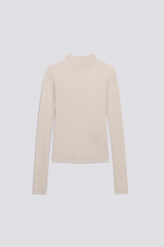 Textura suave, diseño minimalista: esta camiseta de cuello alto en cálido punto de lana viscosa es un básico que no puede faltar en tu armario de invierno.  Características principales:  Jersey de lana viscosa Corte entallado Logotipo en la nuca