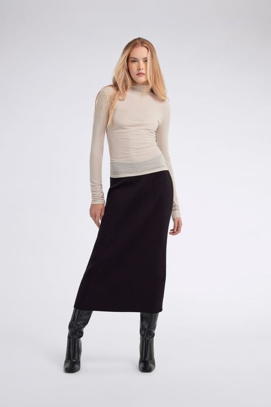 Textura suave, diseño minimalista: esta camiseta de cuello alto en cálido punto de lana viscosa es un básico que no puede faltar en tu armario de invierno.  Características principales:  Jersey de lana viscosa Corte entallado Logotipo en la nuca