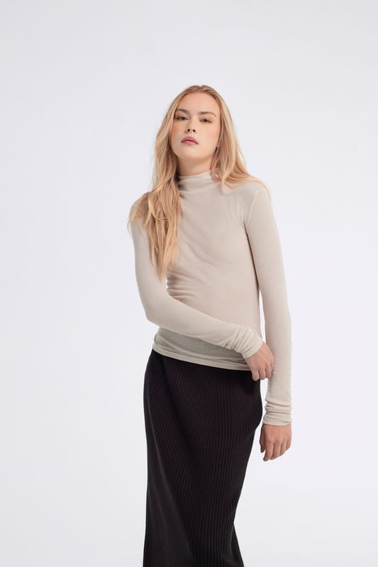 Textura suave, diseño minimalista: esta camiseta de cuello alto en cálido punto de lana viscosa es un básico que no puede faltar en tu armario de invierno.  Características principales:  Jersey de lana viscosa Corte entallado Logotipo en la nuca