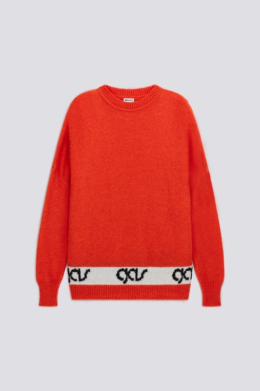 Imprescindible en el armario de invierno. Este jersey oversize destaca por su vibrante color y la exclusiva banda en contraste con el logotipo. Llévalo con pantalones slim para un look atrevido y fuerte.  Características principales:  Mezcla de mohair Corte oversize Banda en contraste con logotipo