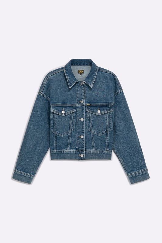Una chaqueta con sabor a herencia que reinterpreta contemporáneamente el icónico modelo de archivo Forty. Se completa con un ajuste relajado, hombros caídos y un corte hasta la cintura.