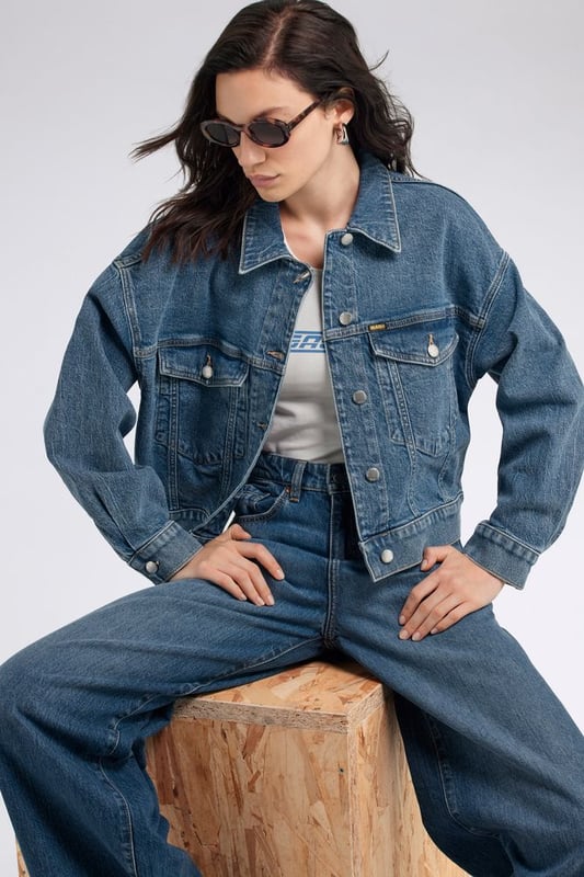 Una chaqueta con sabor a herencia que reinterpreta contemporáneamente el icónico modelo de archivo Forty. Se completa con un ajuste relajado, hombros caídos y un corte hasta la cintura.