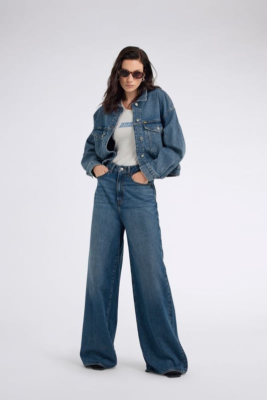 Una chaqueta con sabor a herencia que reinterpreta contemporáneamente el icónico modelo de archivo Forty. Se completa con un ajuste relajado, hombros caídos y un corte hasta la cintura.
