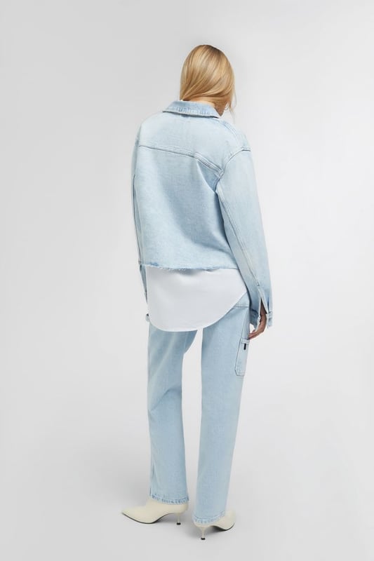 Shacket de inspiración laboral con cierre de cremallera y bolsillos amplios. Los detalles utilitarios y la etiqueta con logotipo realzan el diseño. La silueta supermoderna y amplia ofrece un look icónico en la práctica.
