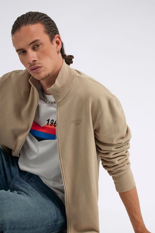 Cómoda y deportiva, esta sudadera para hombre presenta detalles funcionales como cremallera y bolsillos delanteros. Se completa con un estampado de alta densidad.  Características principales:  En polar diagonal Corte regular Cremallera completa Bolsillos laterales Estampado de alta densidad