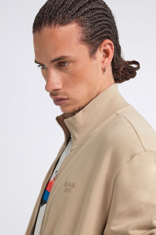 Cómoda y deportiva, esta sudadera para hombre presenta detalles funcionales como cremallera y bolsillos delanteros. Se completa con un estampado de alta densidad.  Características principales:  En polar diagonal Corte regular Cremallera completa Bolsillos laterales Estampado de alta densidad