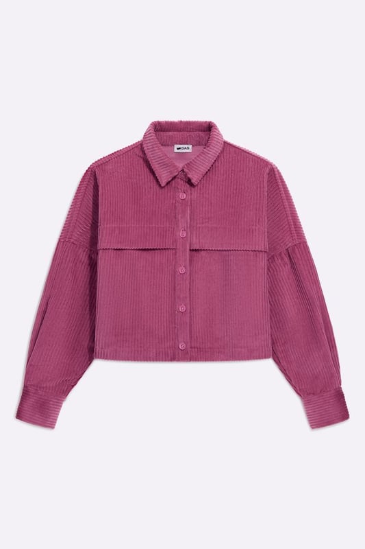 La camisa para usar en lugar de una chaqueta. Cálida, cómoda y a la última, esta sobrecamisa de pana se caracteriza por su corte oversize y sus prácticos bolsillos de fatiga en la parte delantera. Combina con una camiseta básica y unos vaqueros para un look chic sencillo, o con unos pantalones sastre para un mix and match con un toque urbano.   Características principales:  Pana Corte extragrande Bolsillos de fatiga