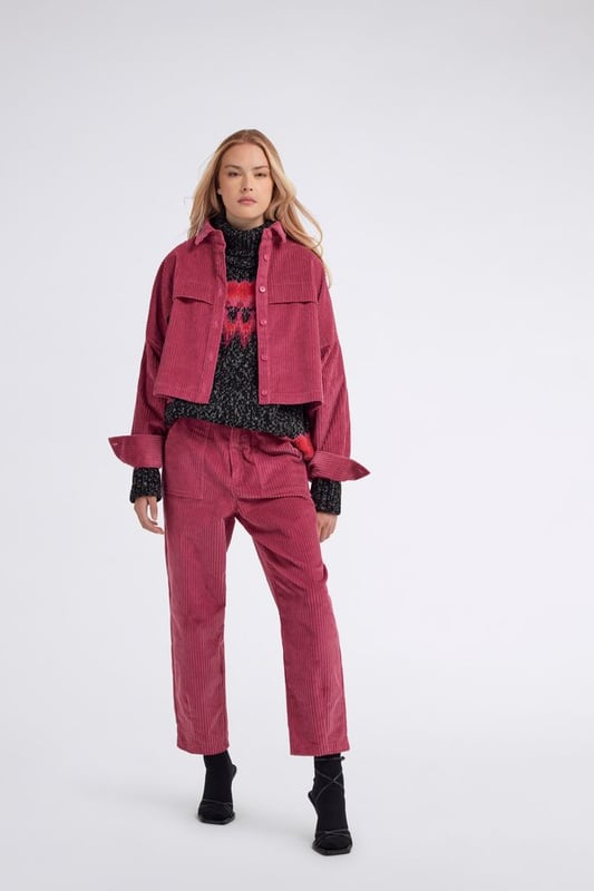 La camisa para usar en lugar de una chaqueta. Cálida, cómoda y a la última, esta sobrecamisa de pana se caracteriza por su corte oversize y sus prácticos bolsillos de fatiga en la parte delantera. Combina con una camiseta básica y unos vaqueros para un look chic sencillo, o con unos pantalones sastre para un mix and match con un toque urbano.   Características principales:  Pana Corte extragrande Bolsillos de fatiga